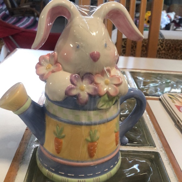 Accessories - Hippity hop Easter bunny tea 
Pot -so adorable, decorated flowers and carrots!!